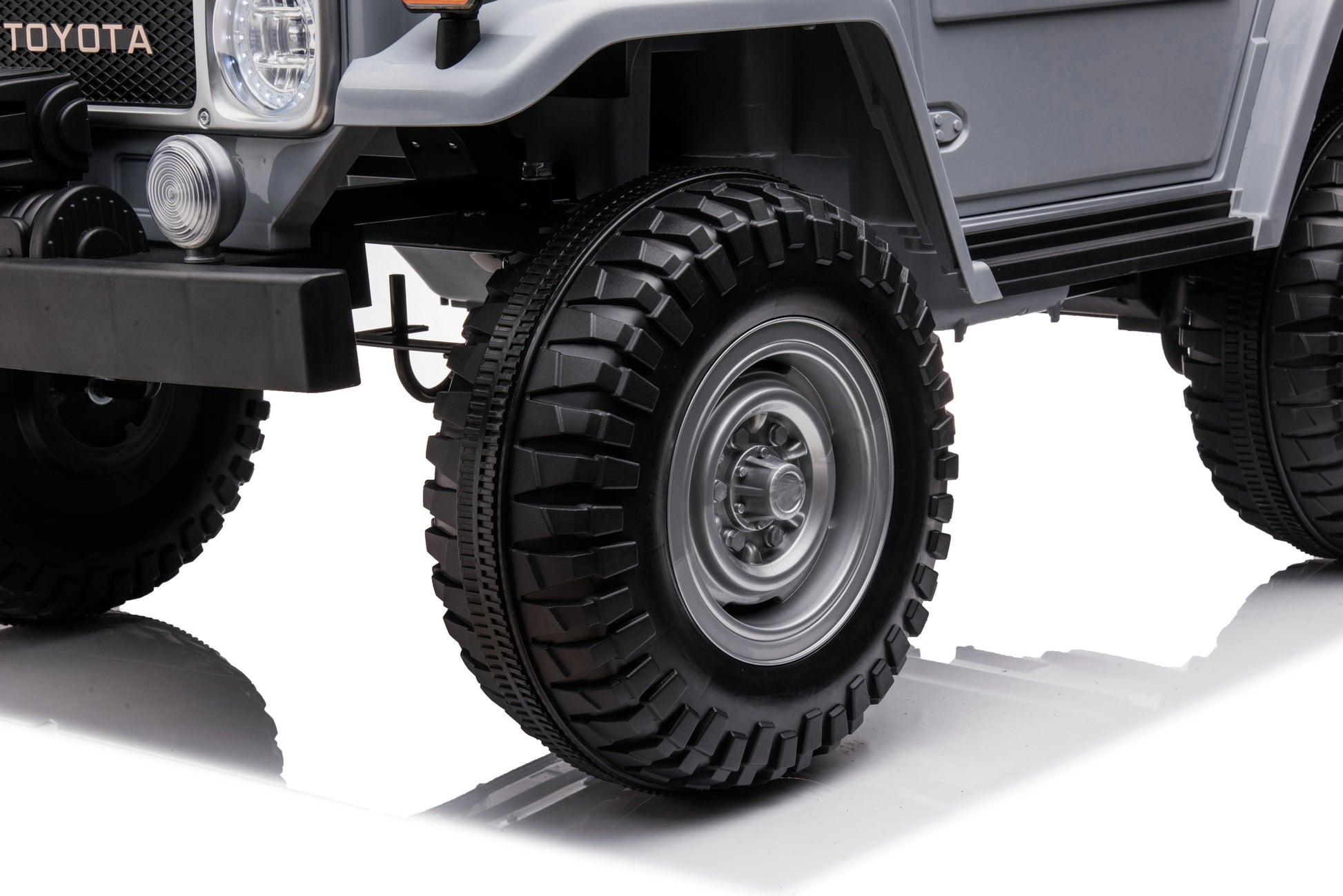24VOLTS_2_SEATER_FJ40_FJ_CRUISER_TOYOTA_LAND_CRUISER_RIDE_ON_CAR_2_SEATER_TOY_CARS_CANDA_